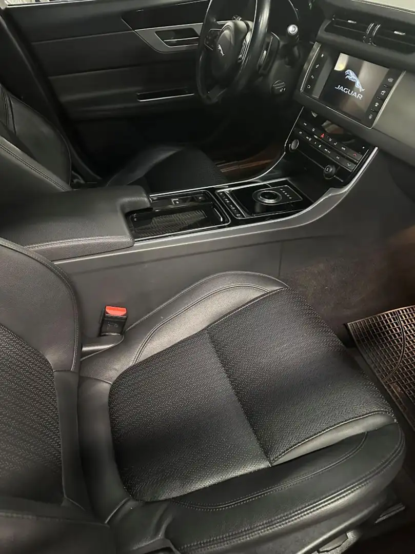 Jaguar XF 2.0 D 180 CV aut. Prestige Gris - 2
