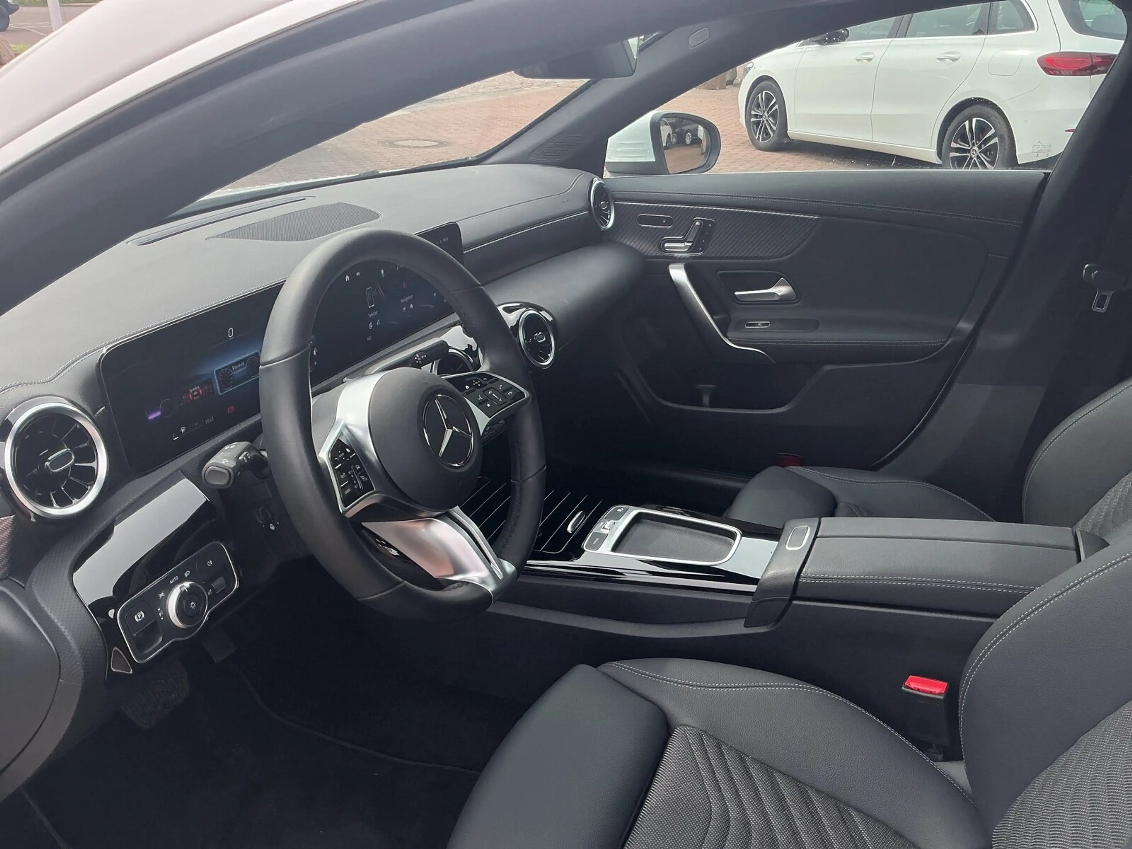 Mercedes-Benz CLA 180 CLA 180 SB Progr PanoDach RüKam Winterpaket LED — photo 9