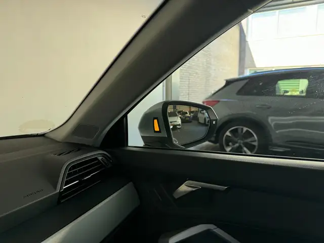 Audi Q3 view 27