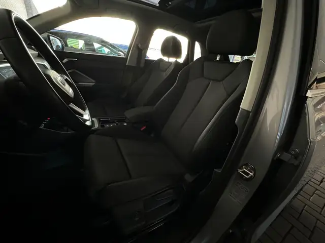 Audi Q3 view 13