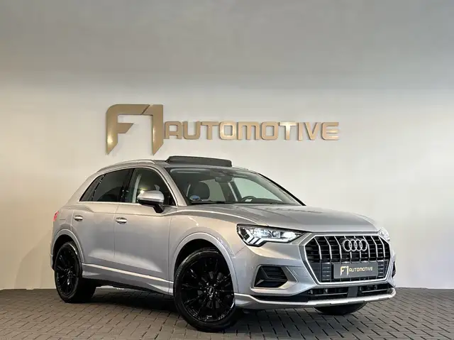 Audi Q3 view 3