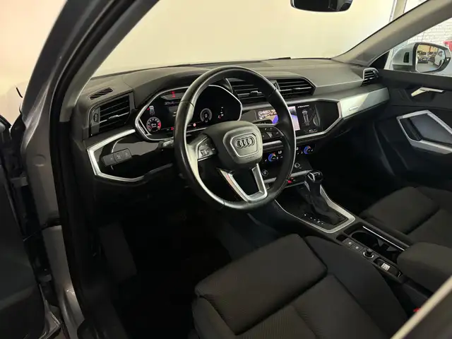Audi Q3 view 12