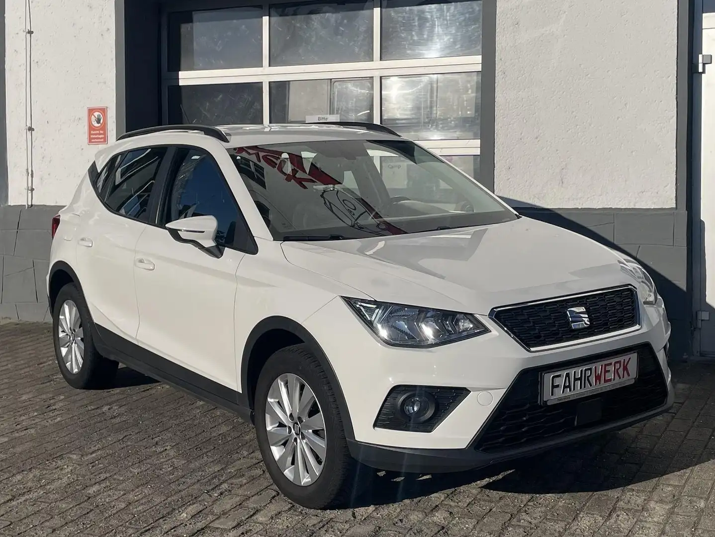SEAT Arona Style Klima FH SH AHK NAVi TÜV NEU Weiß - 1