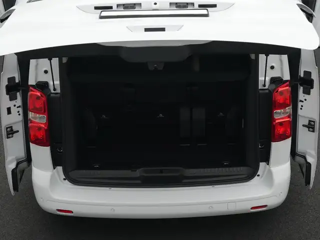 Peugeot Traveller view 9