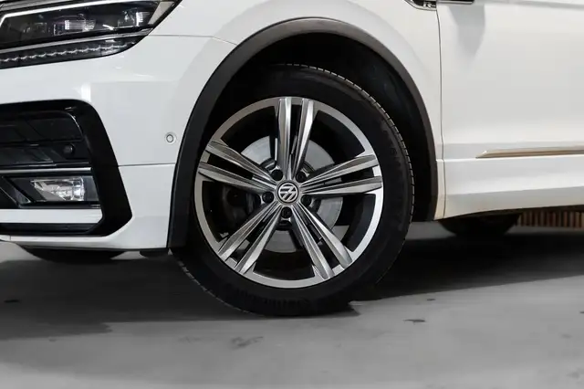 Volkswagen Tiguan view 3