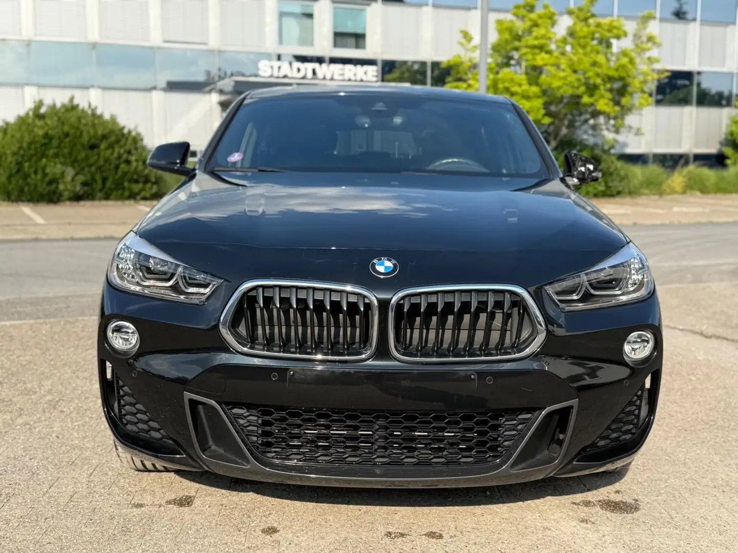BMW X2 sDrive18i M Sport Automatik,Kamera,TLeder,SHZ Schwarz - 2