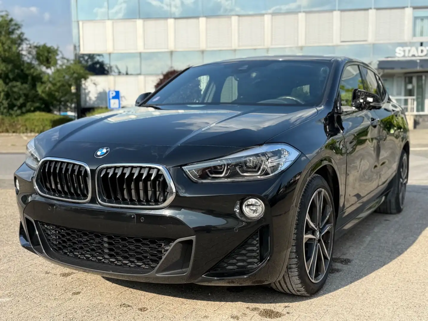 BMW X2 sDrive18i M Sport Automatik,Kamera,TLeder,SHZ Schwarz - 1