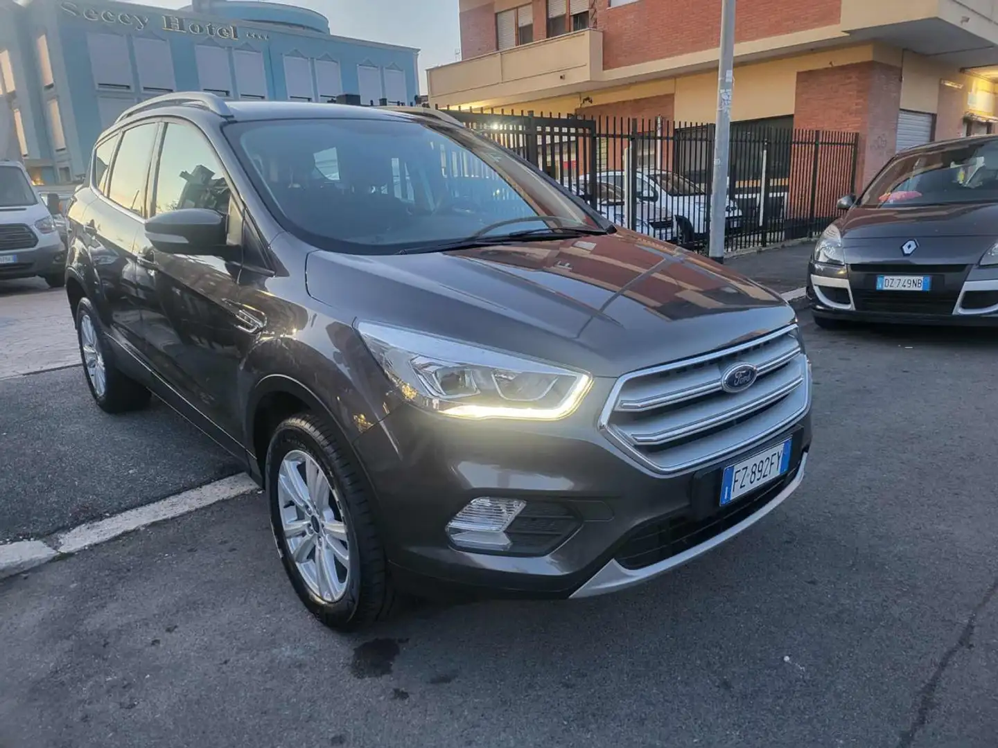 Ford Kuga 1.5 EcoBoost 120 CV S&S 2WD Business Grigio - 1
