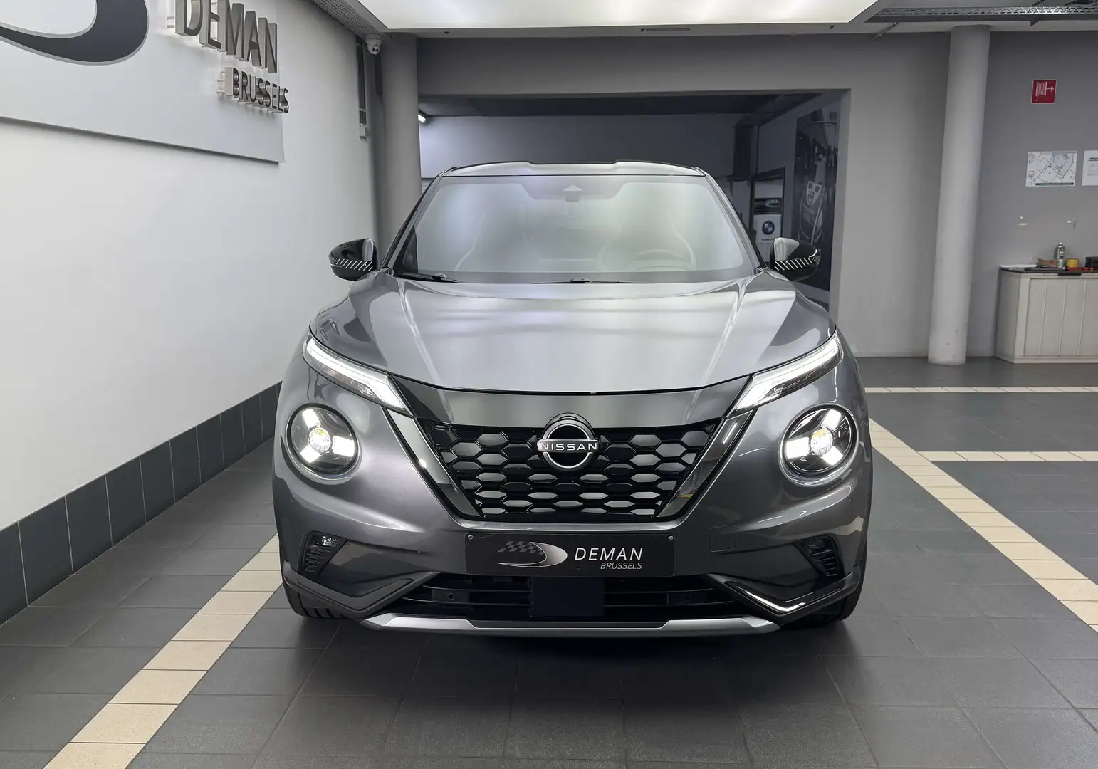 Nissan Juke II 1.6 DIG-T HEV Hybrid  \Premiere Edition\ 143 Grijs - 2