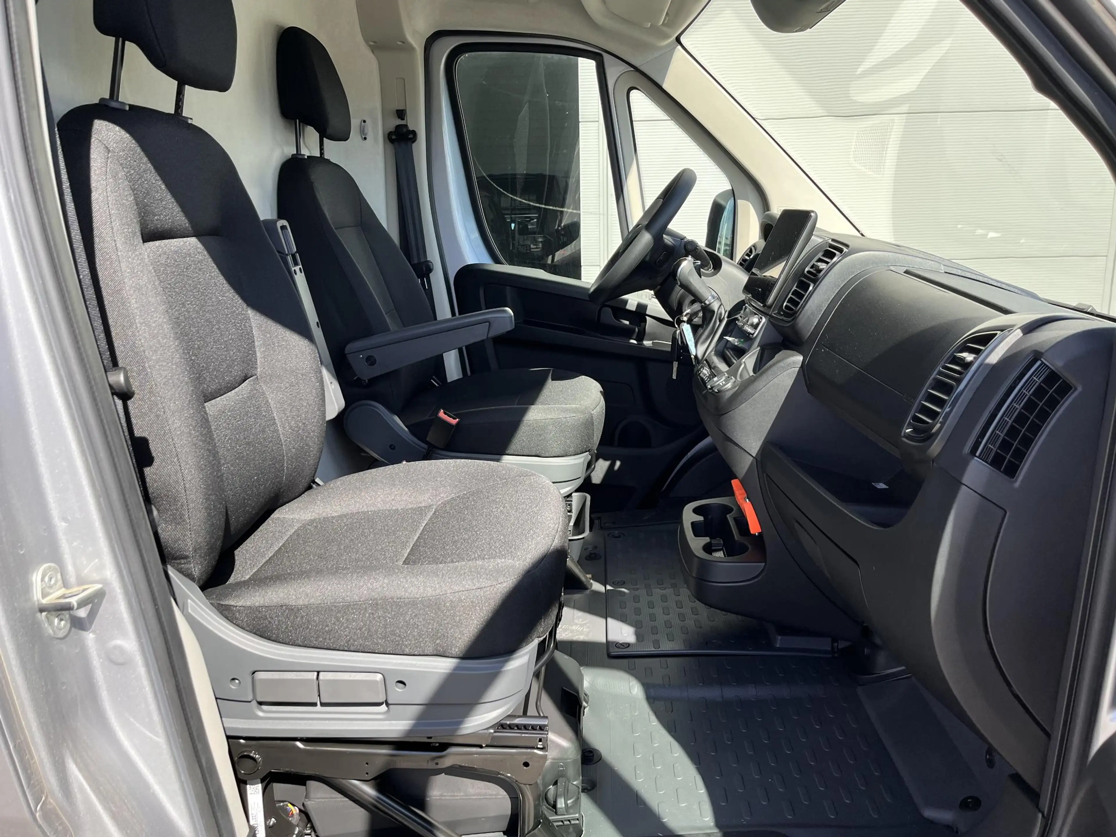 Peugeot Boxer 2.2 BlueHDi 180 S&S L3H2 3.5t 2 Zits met armsteun — photo 6