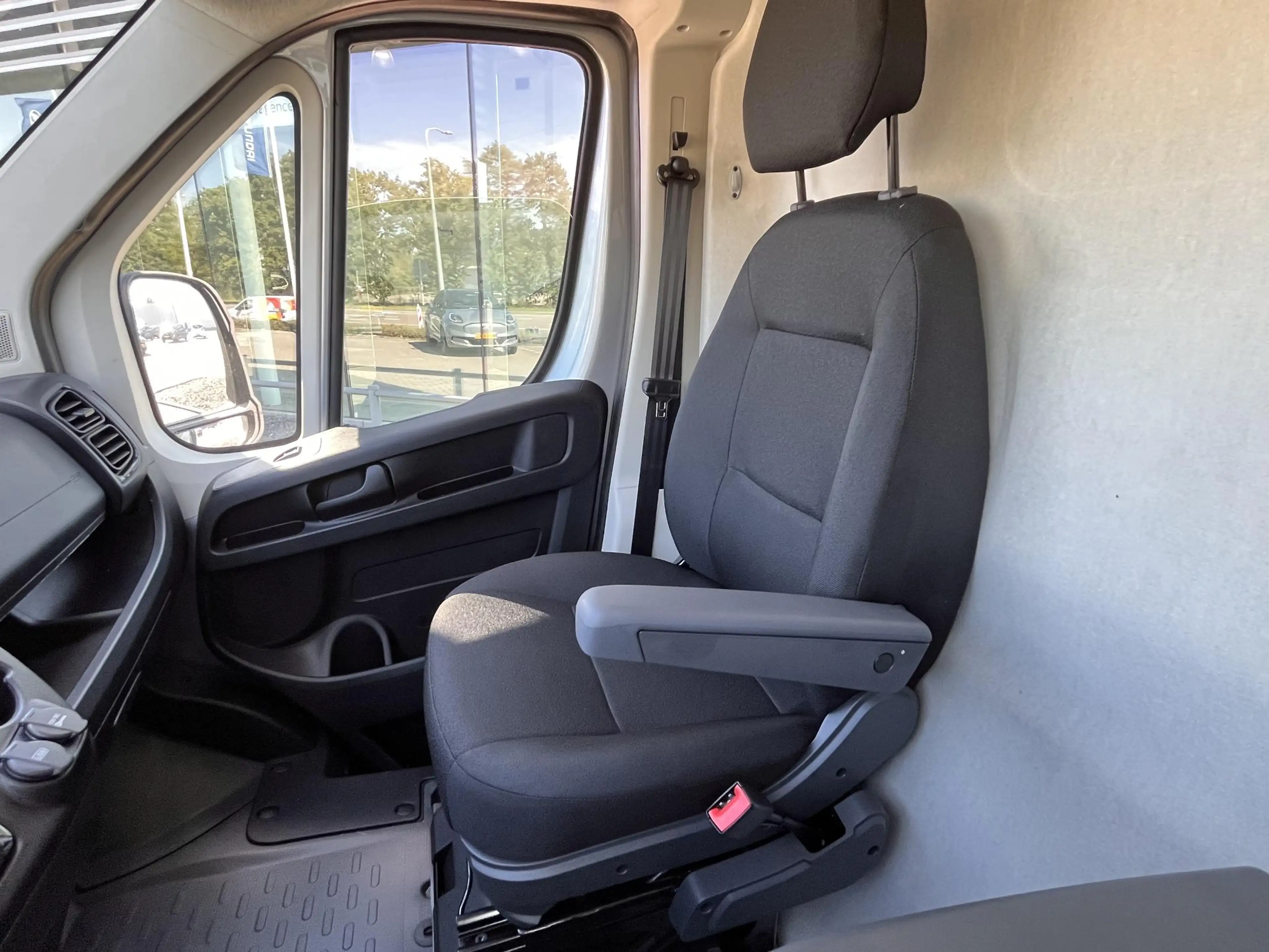Peugeot Boxer 2.2 BlueHDi 180 S&S L3H2 3.5t 2 Zits met armsteun — photo 12