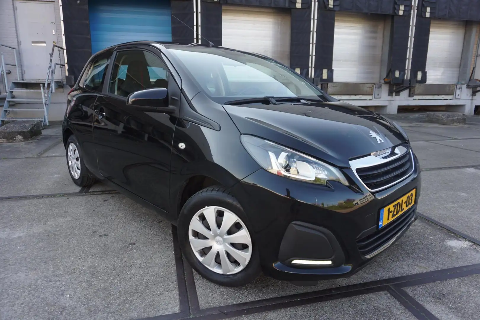 Peugeot 108 1.0 VTi Active Schwarz - 2