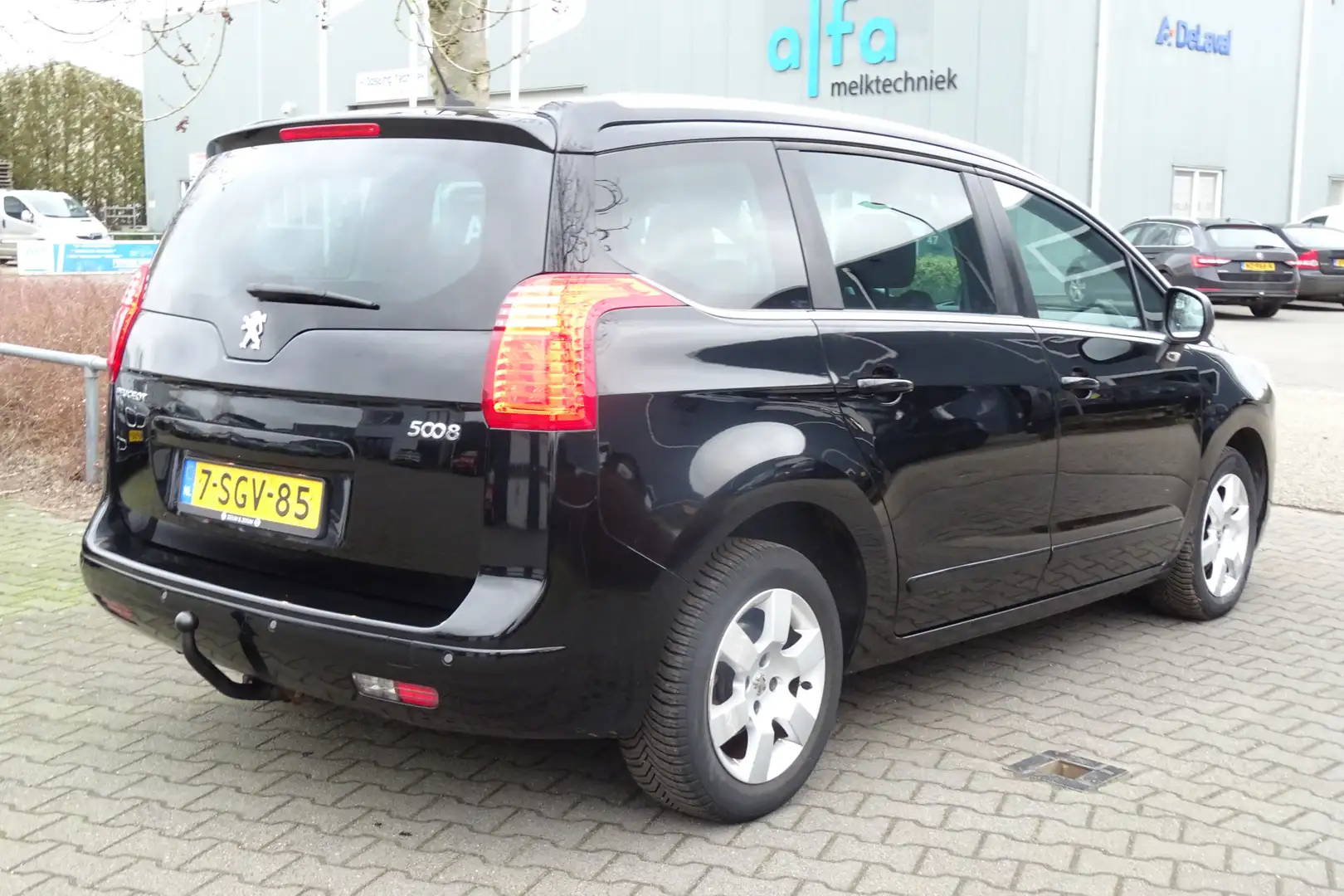 Peugeot 5008 1.6 THP Style crna - 2