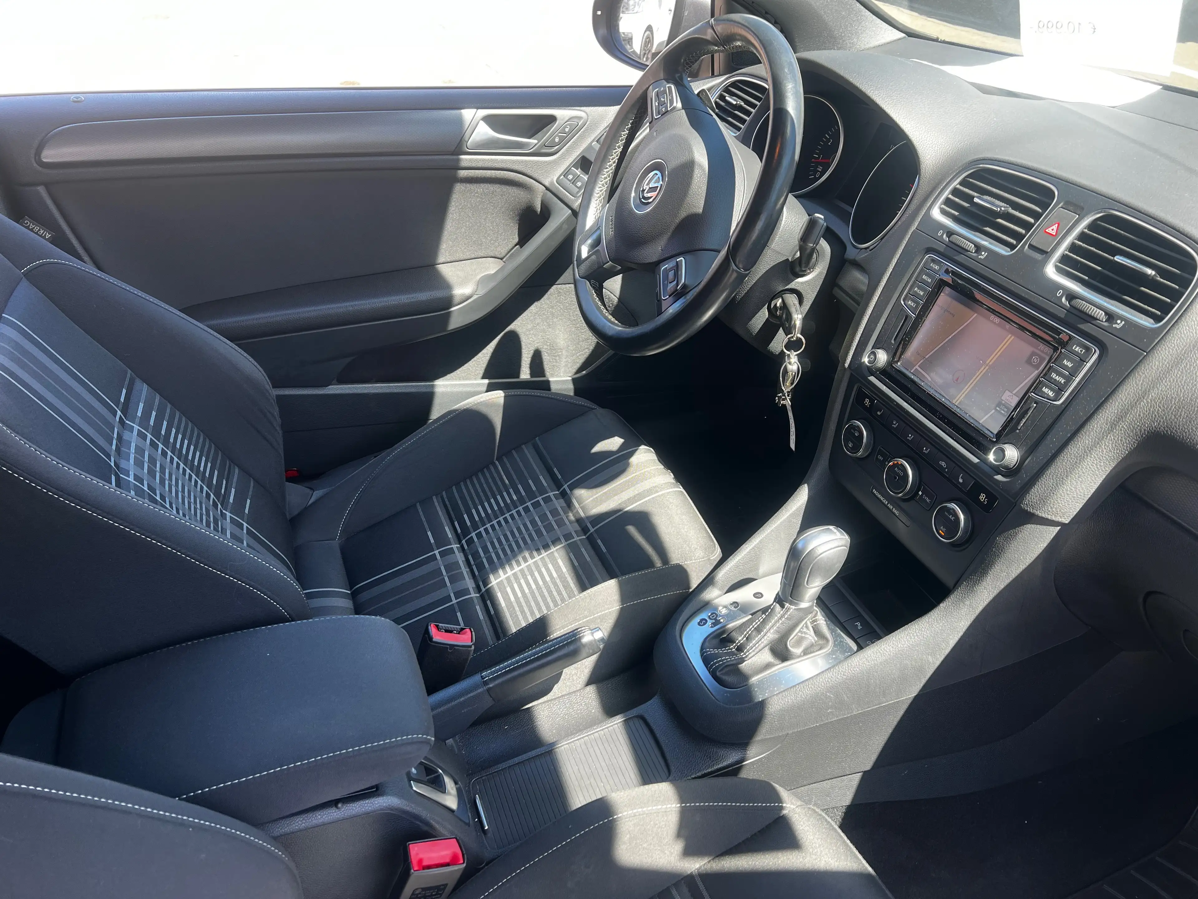 Volkswagen Golf Cabriolet Lounge BMT — photo 11
