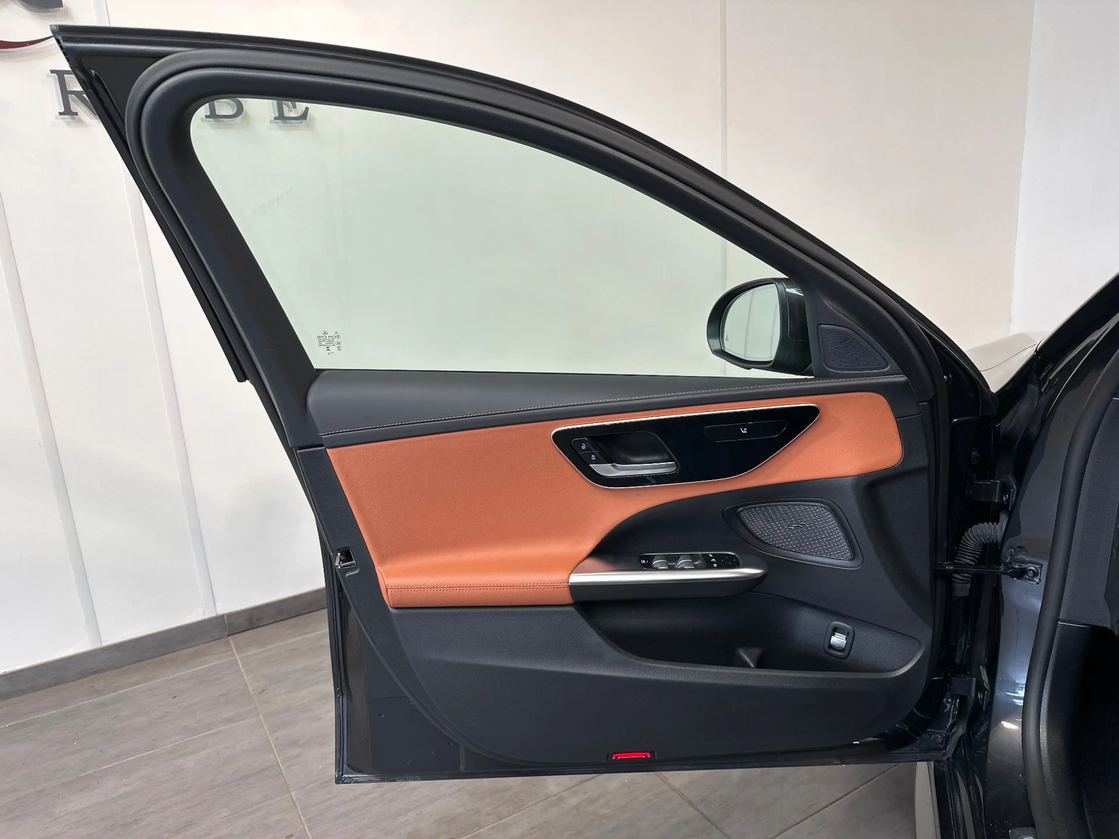 Mercedes-Benz C 220 d T 4MATIC AMG-Line NAV+LED+DISTRONIC+KAMERA+AHK — photo 6