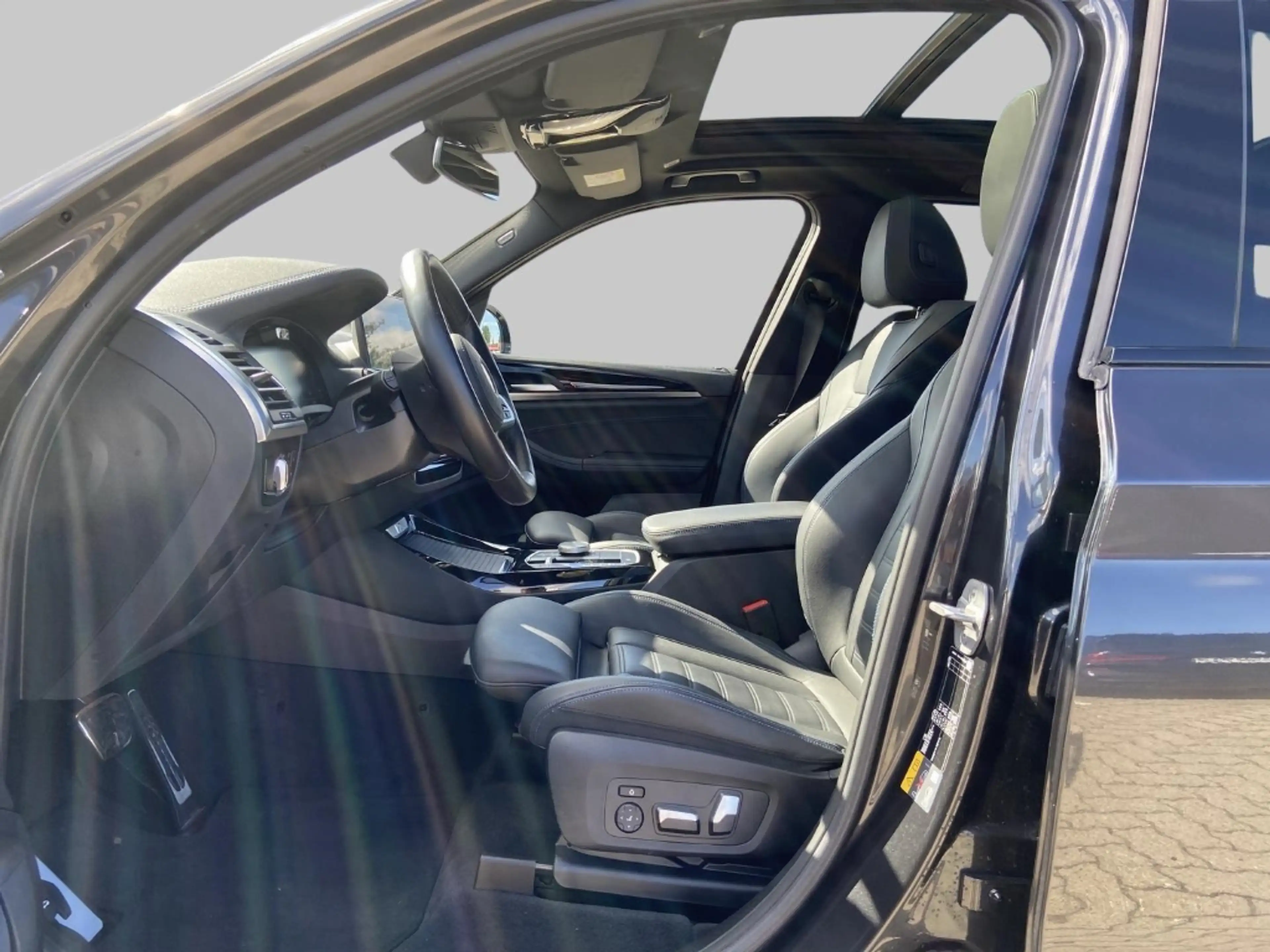 BMW iX3 Sportpaket HUD AD AHK-el. klappb. AHK-klappbar AHK — photo 9