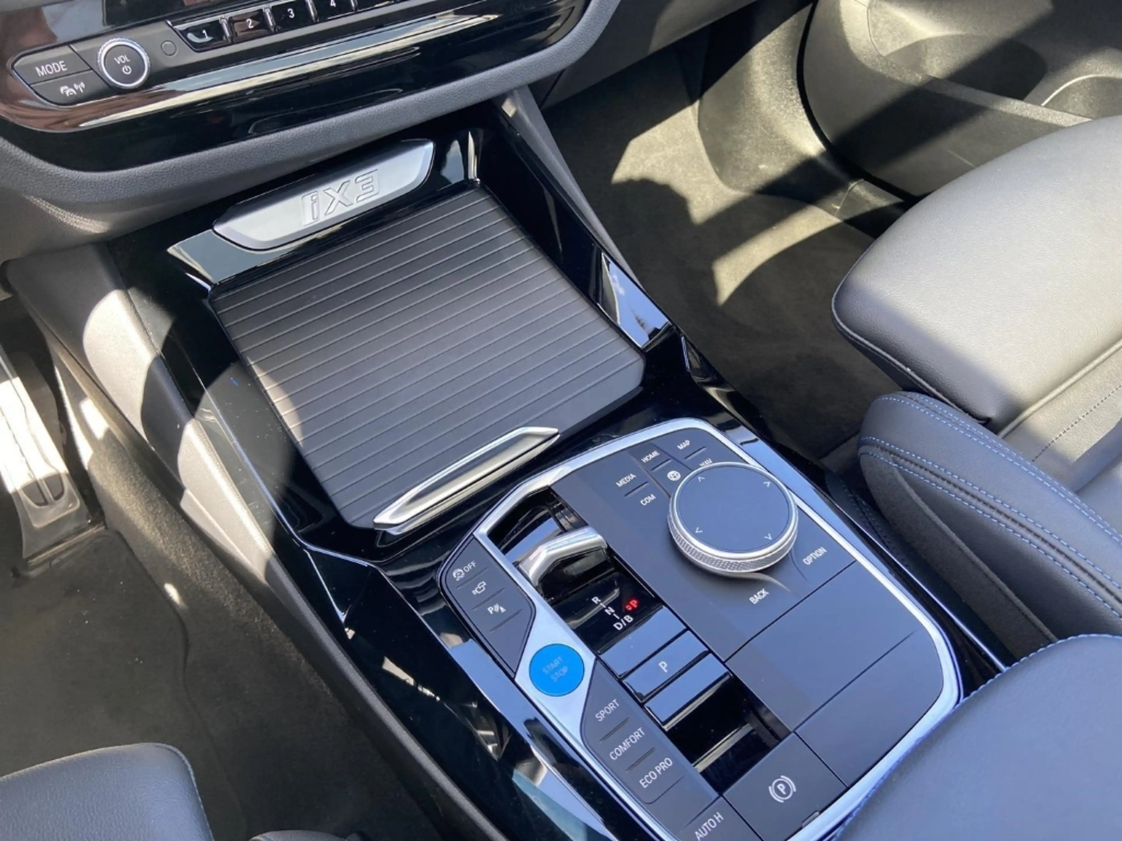 BMW iX3 Sportpaket HUD AD AHK-el. klappb. AHK-klappbar AHK — photo 13