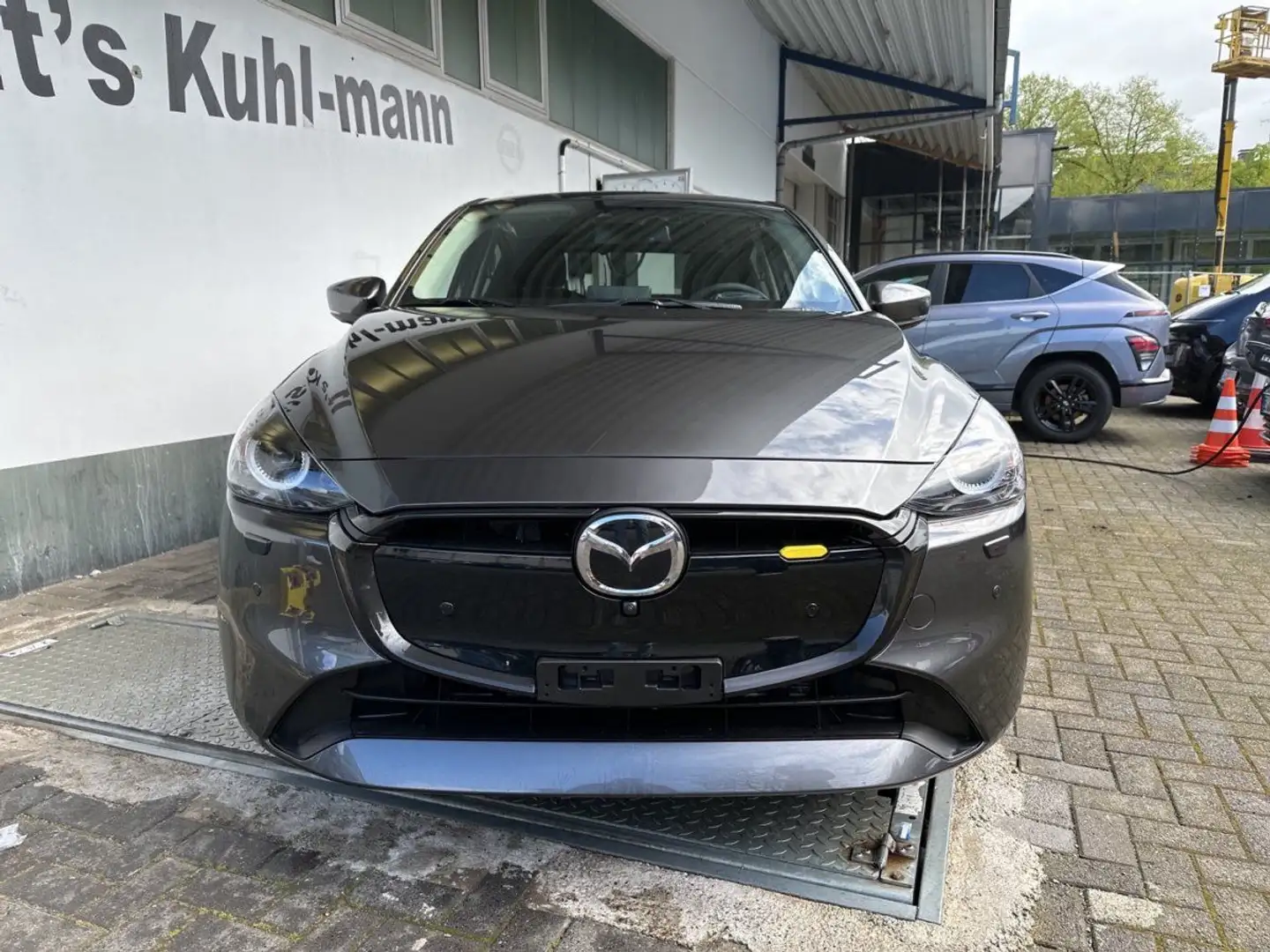 Mazda 2 1.5L SKYACTIV-G 90ps EXCLUSIVE-LINE DRAS Šedá - 2