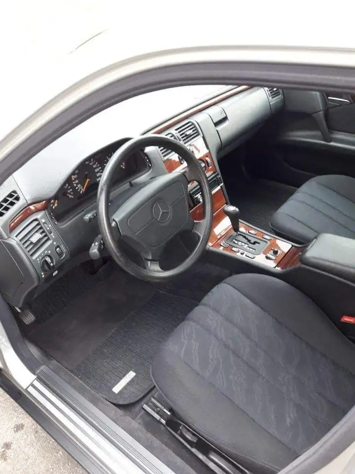 Mercedes-Benz E 240 Classic, foto 12