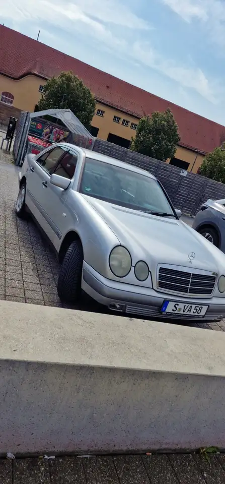 Mercedes-Benz E 240 Classic, foto 4