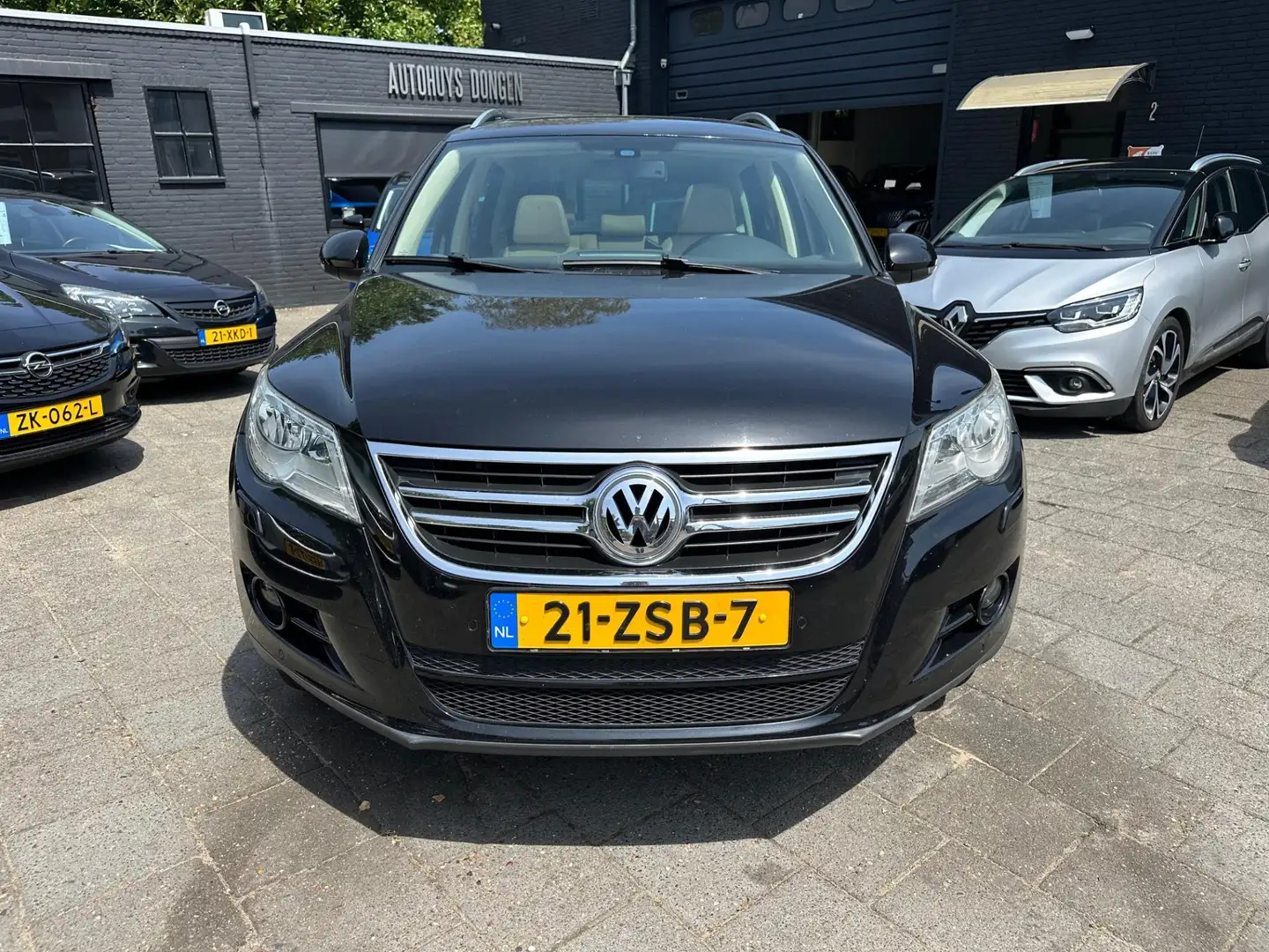 Volkswagen Tiguan 2.0 TDI (140pk) Sport&Style 4Motion Aut! Zwart - 2
