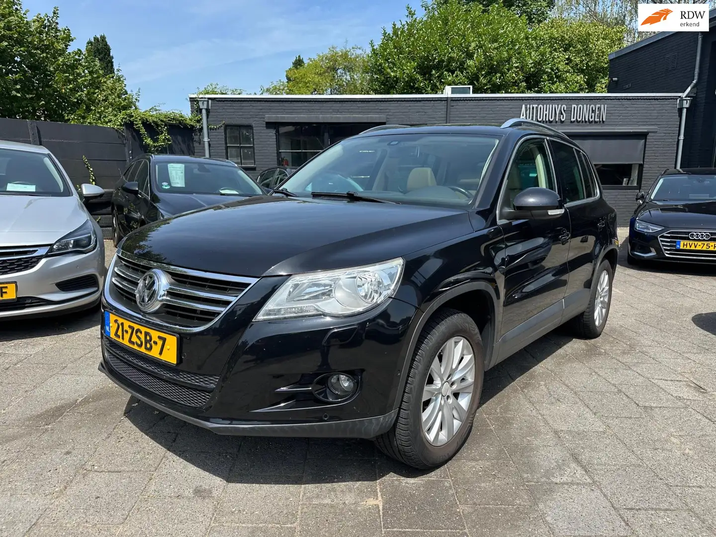 Volkswagen Tiguan 2.0 TDI (140pk) Sport&Style 4Motion Aut! Zwart - 1