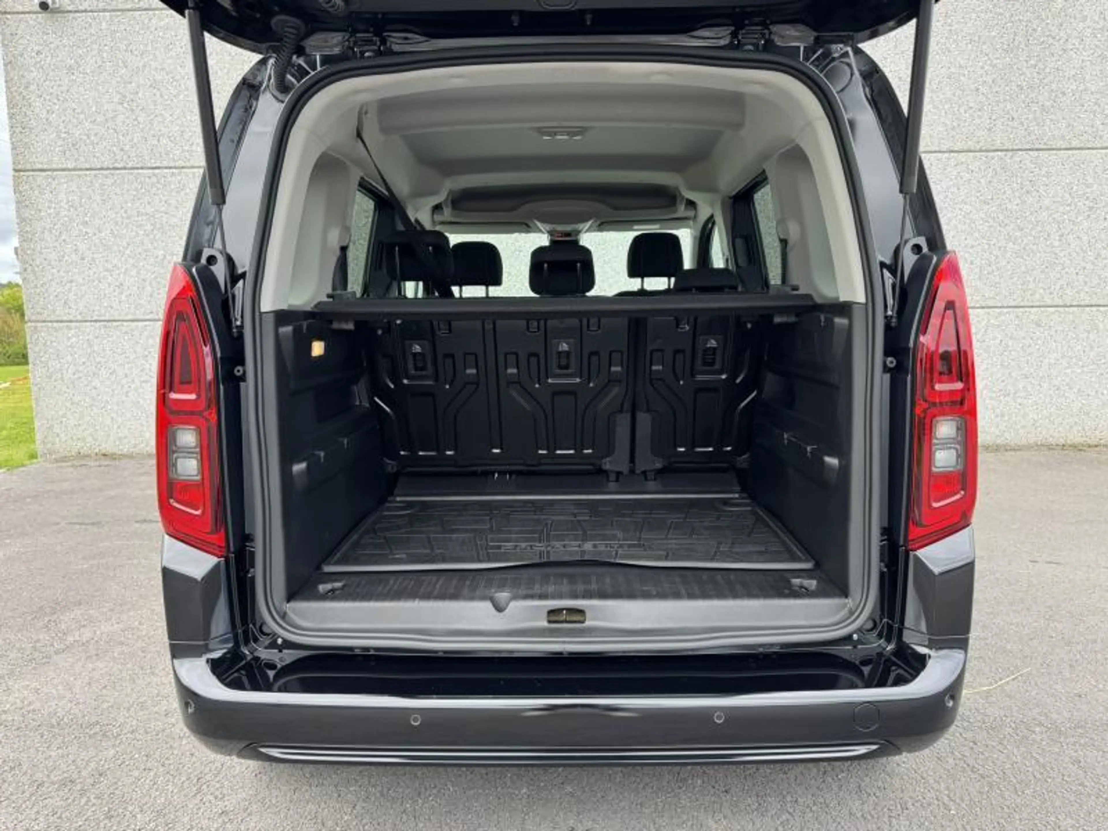 Toyota Verso 1.5 Diesel SWB 130hp 8AT Family de direction ! — photo 8