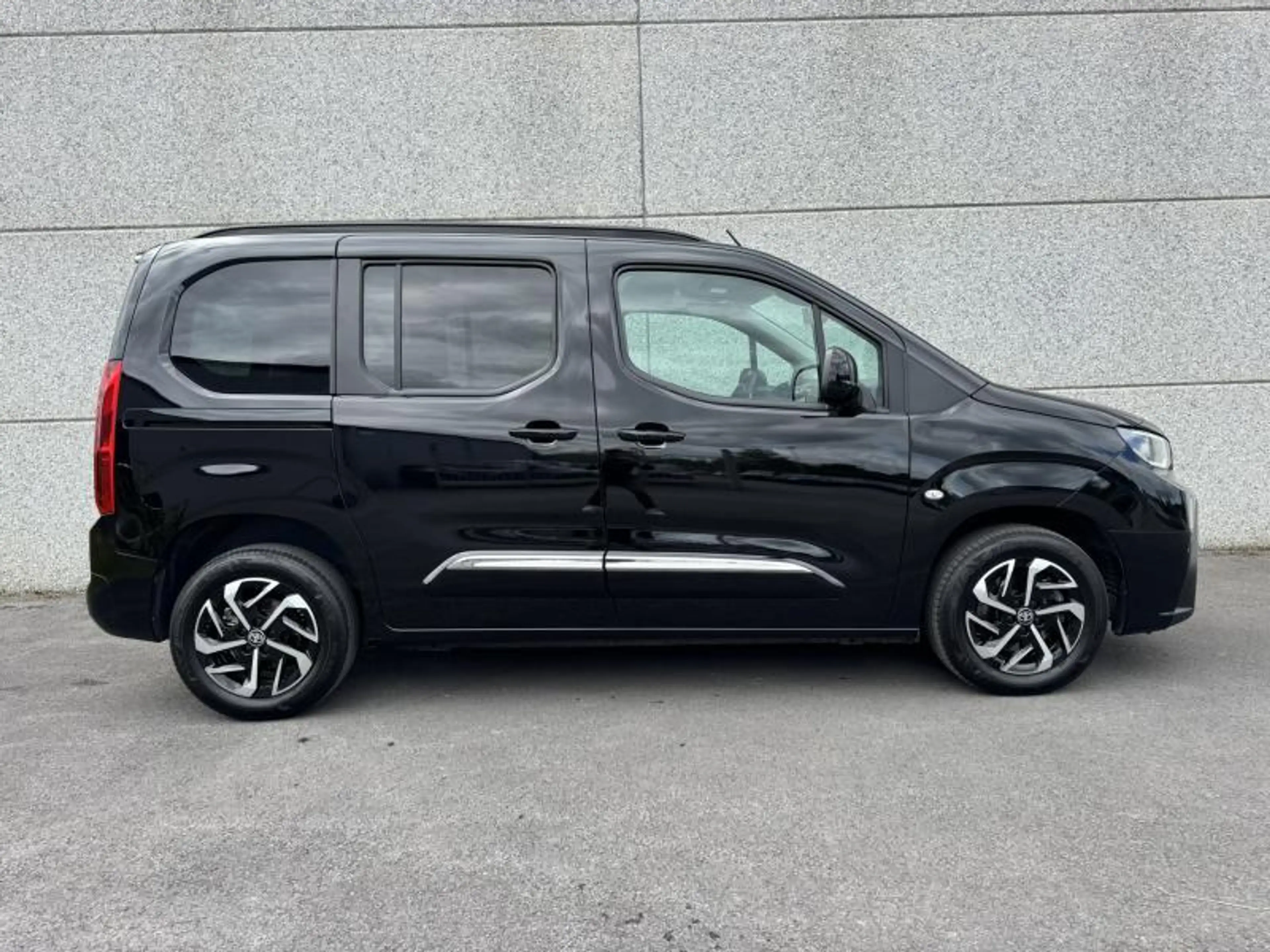 Toyota Verso 1.5 Diesel SWB 130hp 8AT Family de direction ! — photo 5