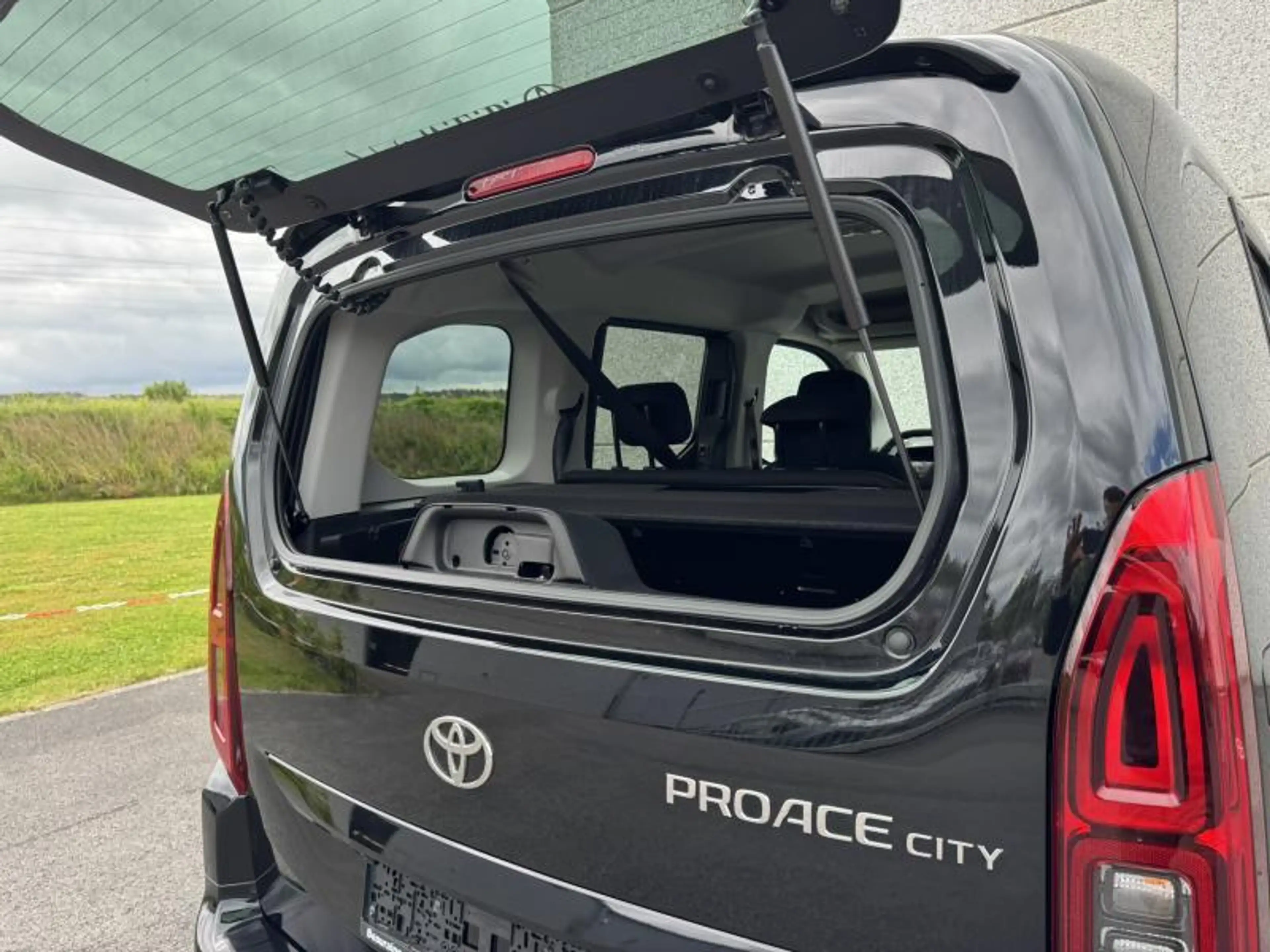 Toyota Verso 1.5 Diesel SWB 130hp 8AT Family de direction ! — photo 7