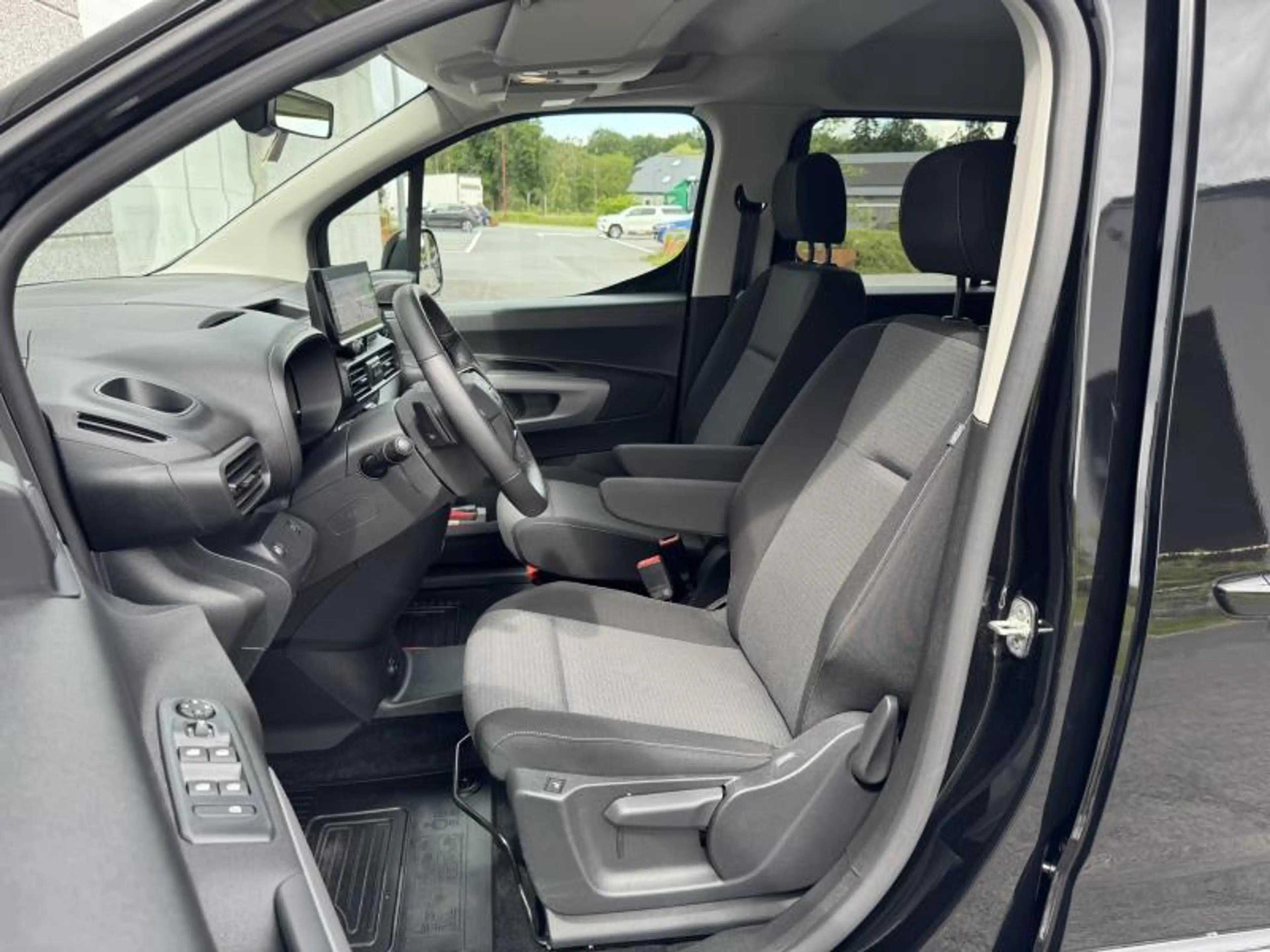 Toyota Verso 1.5 Diesel SWB 130hp 8AT Family de direction ! — photo 14