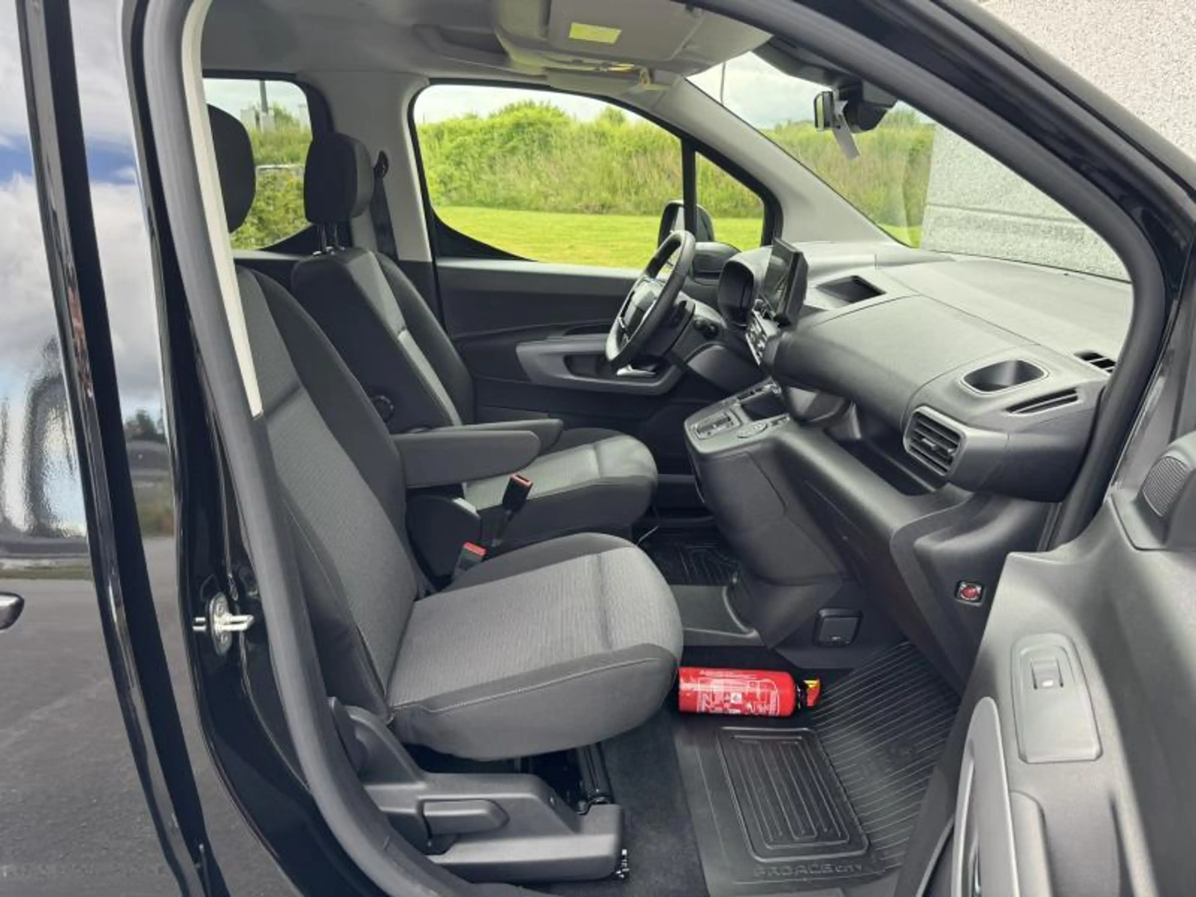Toyota Verso 1.5 Diesel SWB 130hp 8AT Family de direction ! — photo 9
