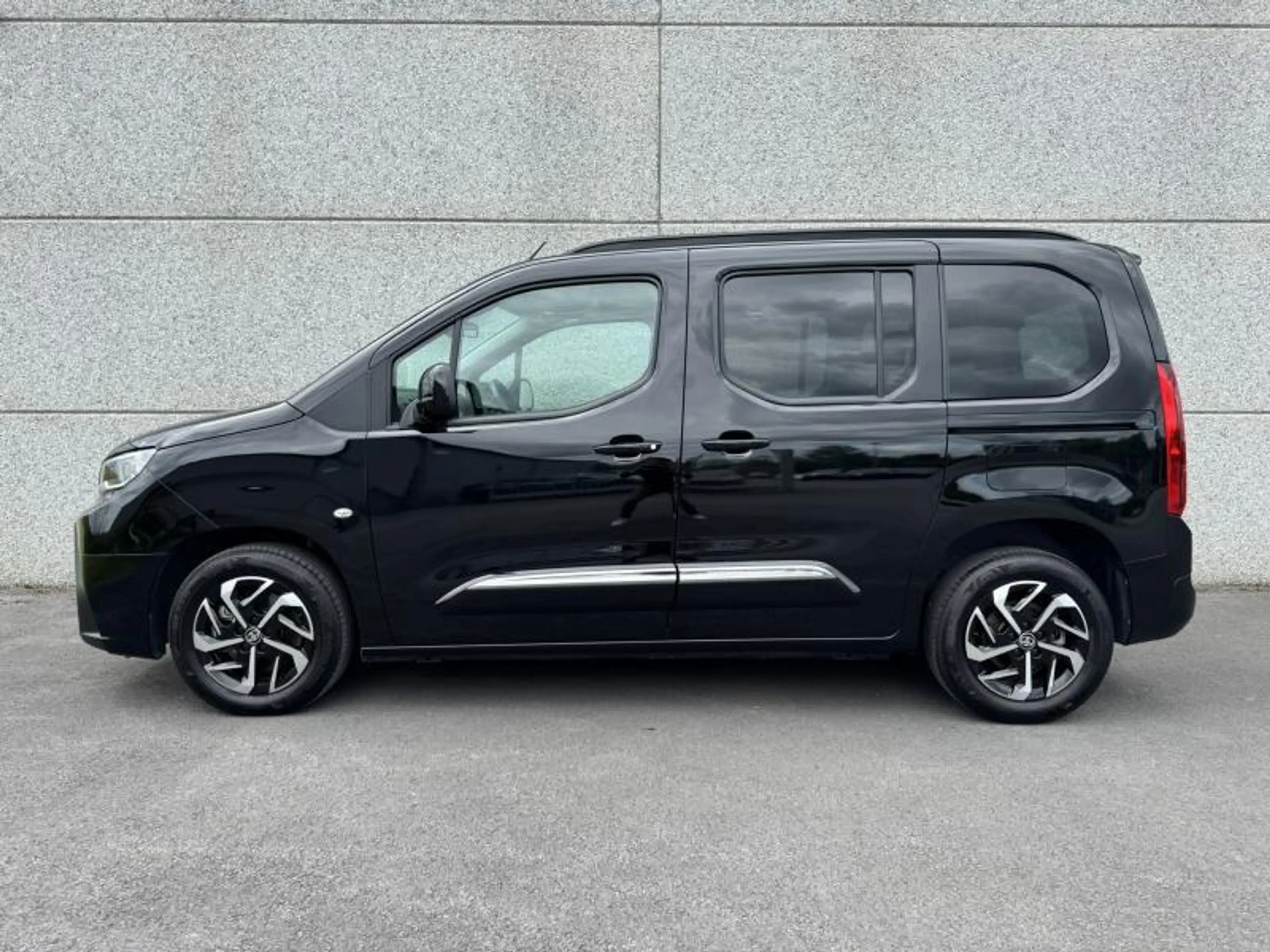 Toyota Verso 1.5 Diesel SWB 130hp 8AT Family de direction ! — photo 4