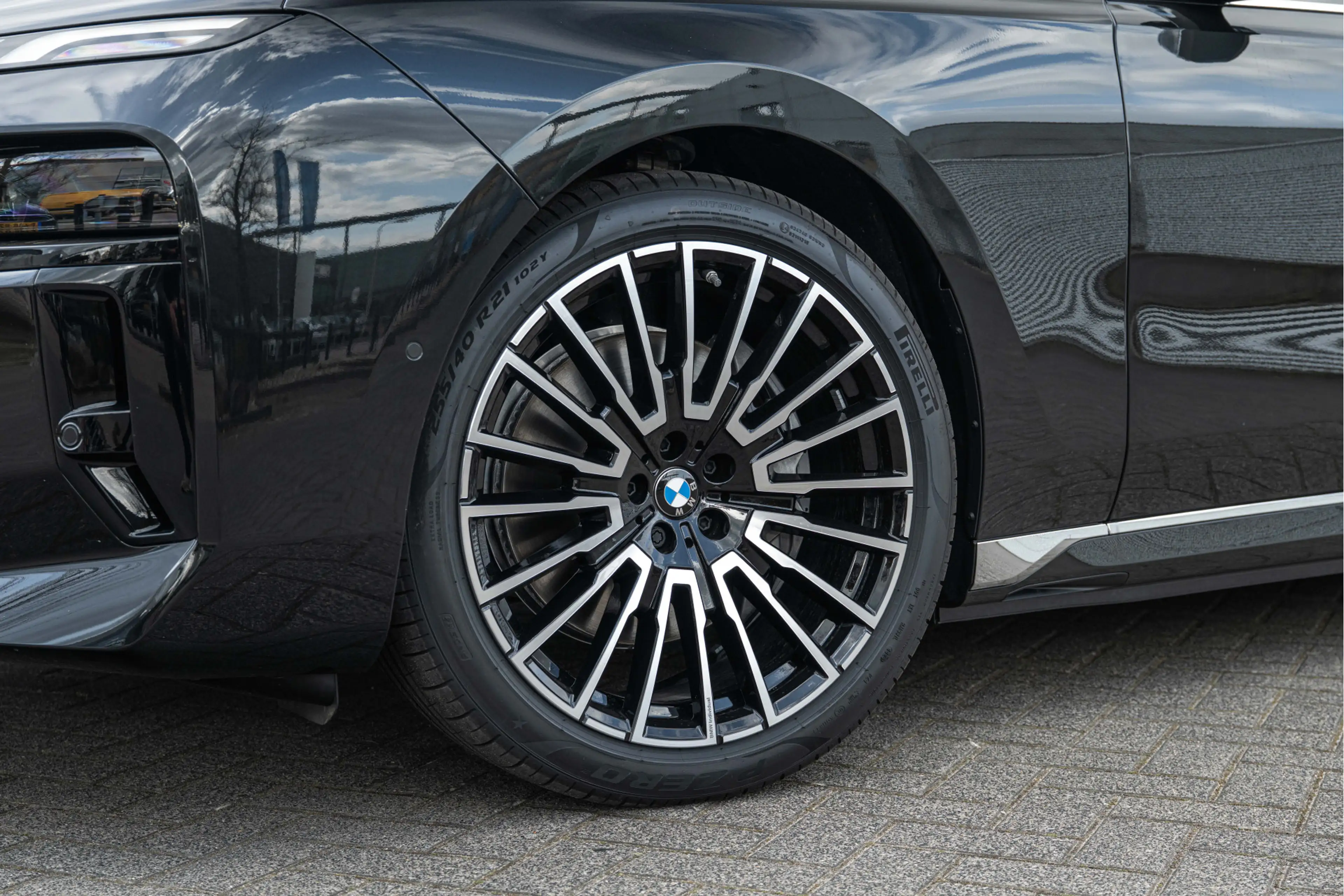 BMW i7 eDrive50 High Executive M Sport / Panoramadak Sky — photo 4