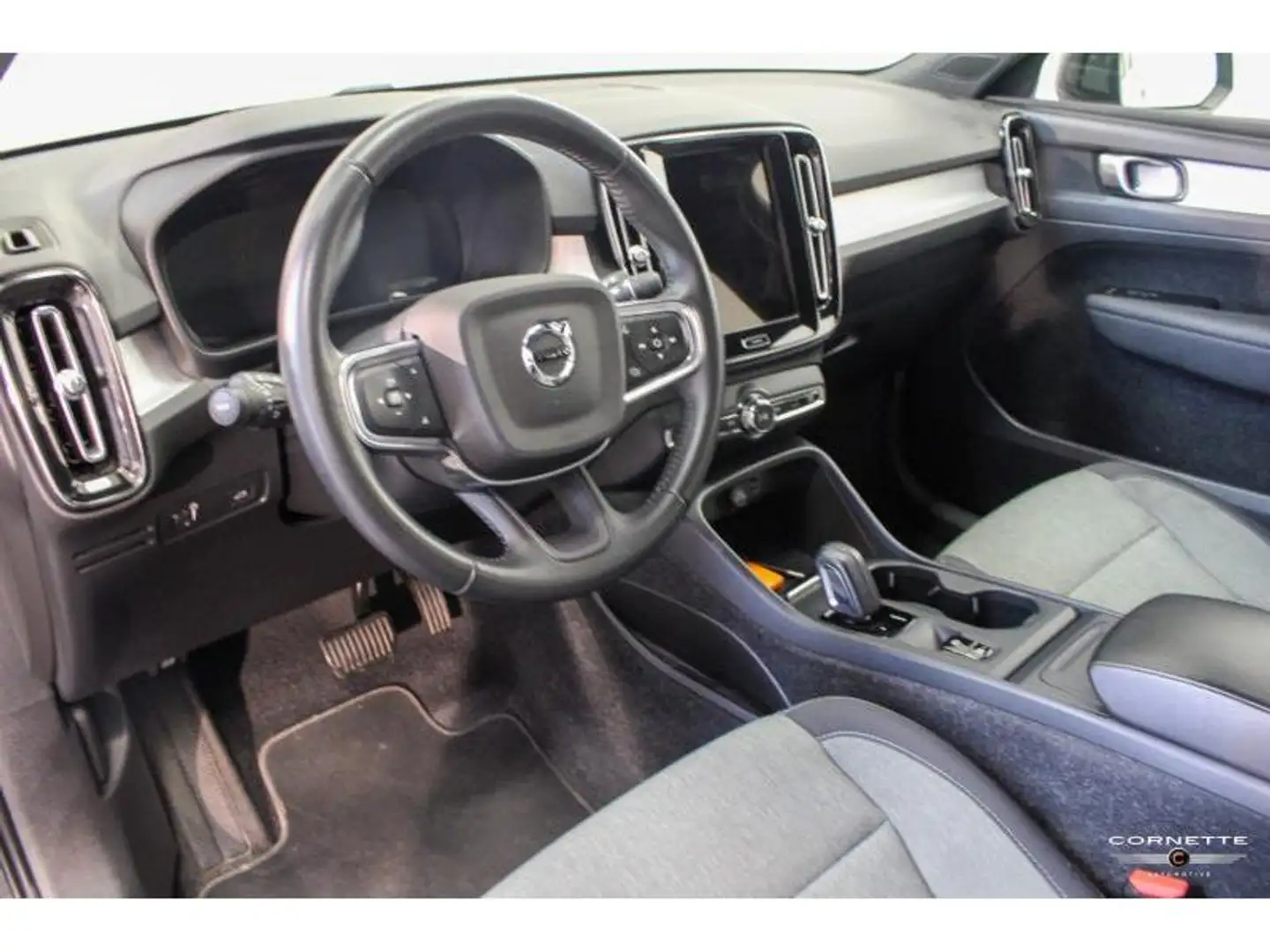 Volvo XC40 1.5 T2 GEARTRONIC MOMENTUM PRO Zwart - 2
