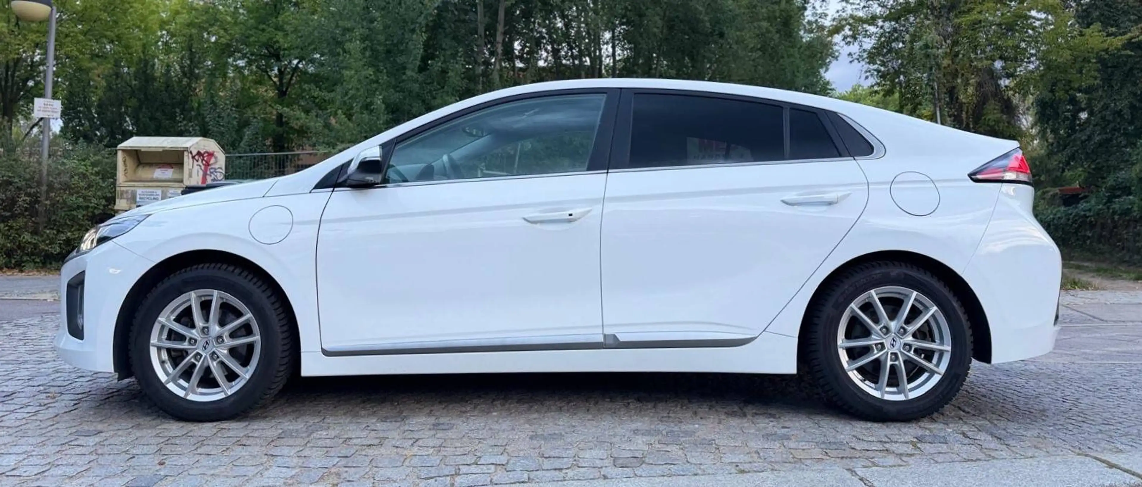 Hyundai IONIQ Style Plug-In Hybrid — photo 2