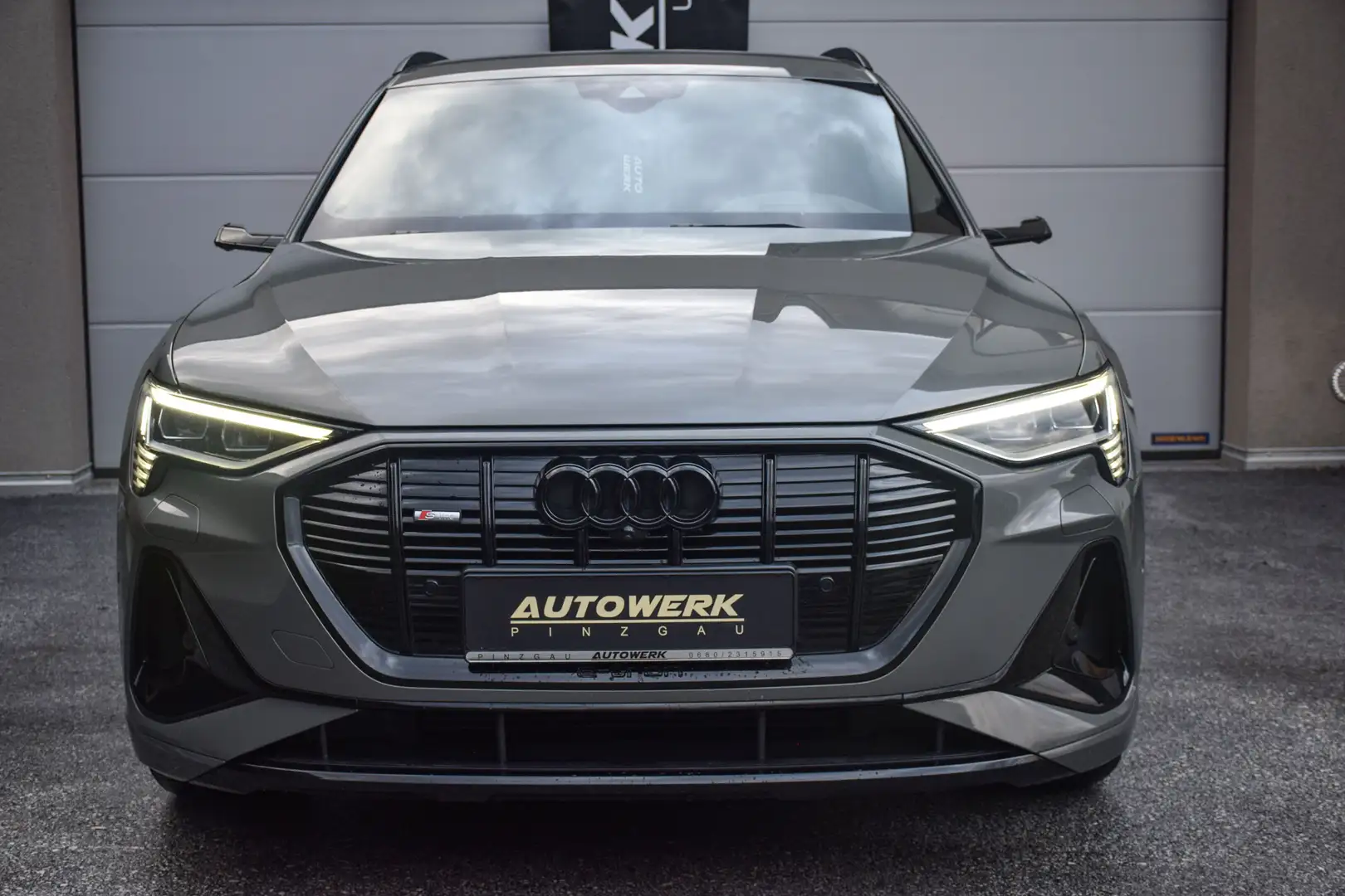 Audi e-tron e-tron 55 quattro S-line "black edition* Grau - 2