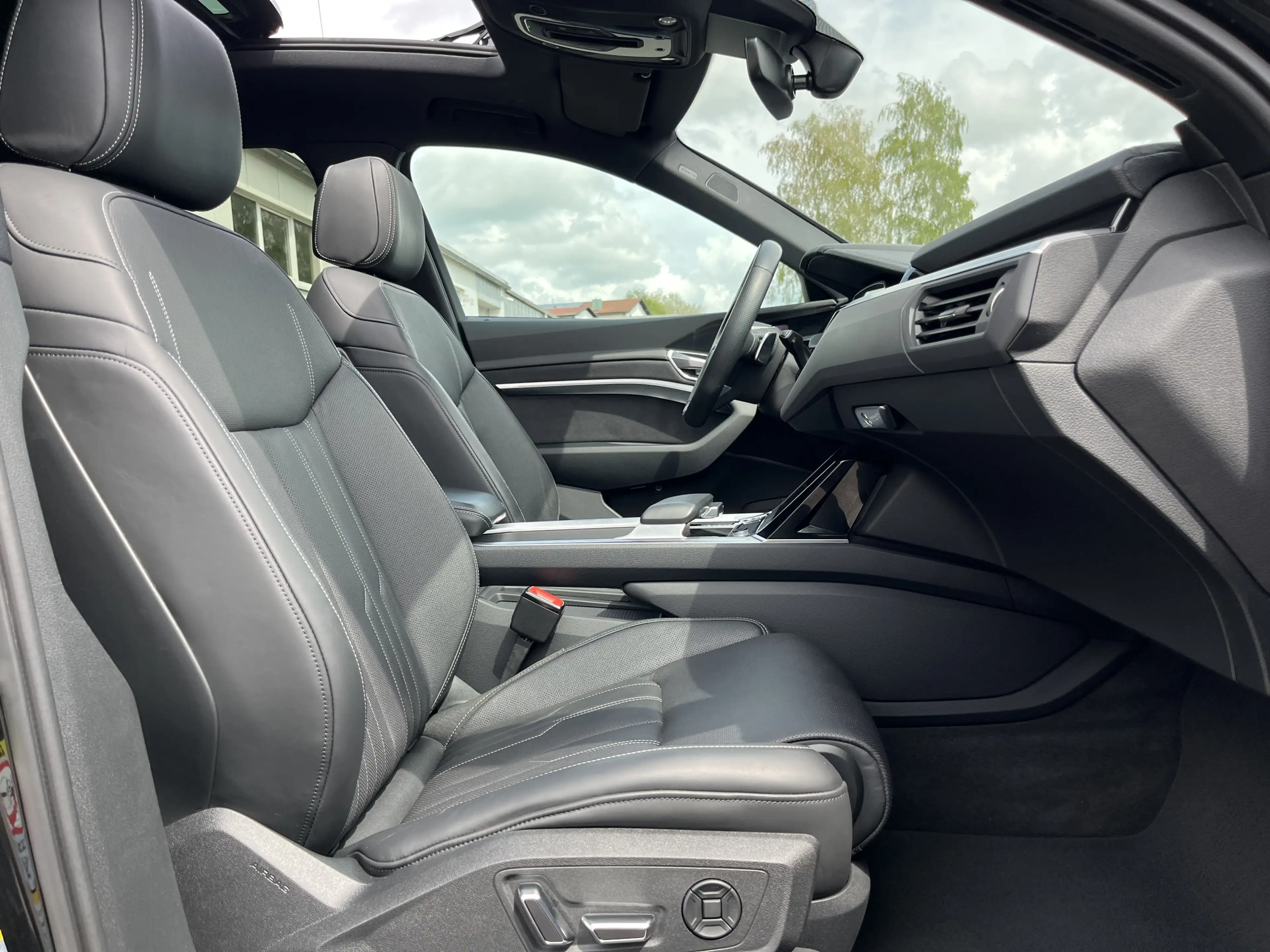 Audi e-tron S quattro AHK PANO HeadUp Navi 360RFK 4xSHZ LEDER — photo 14