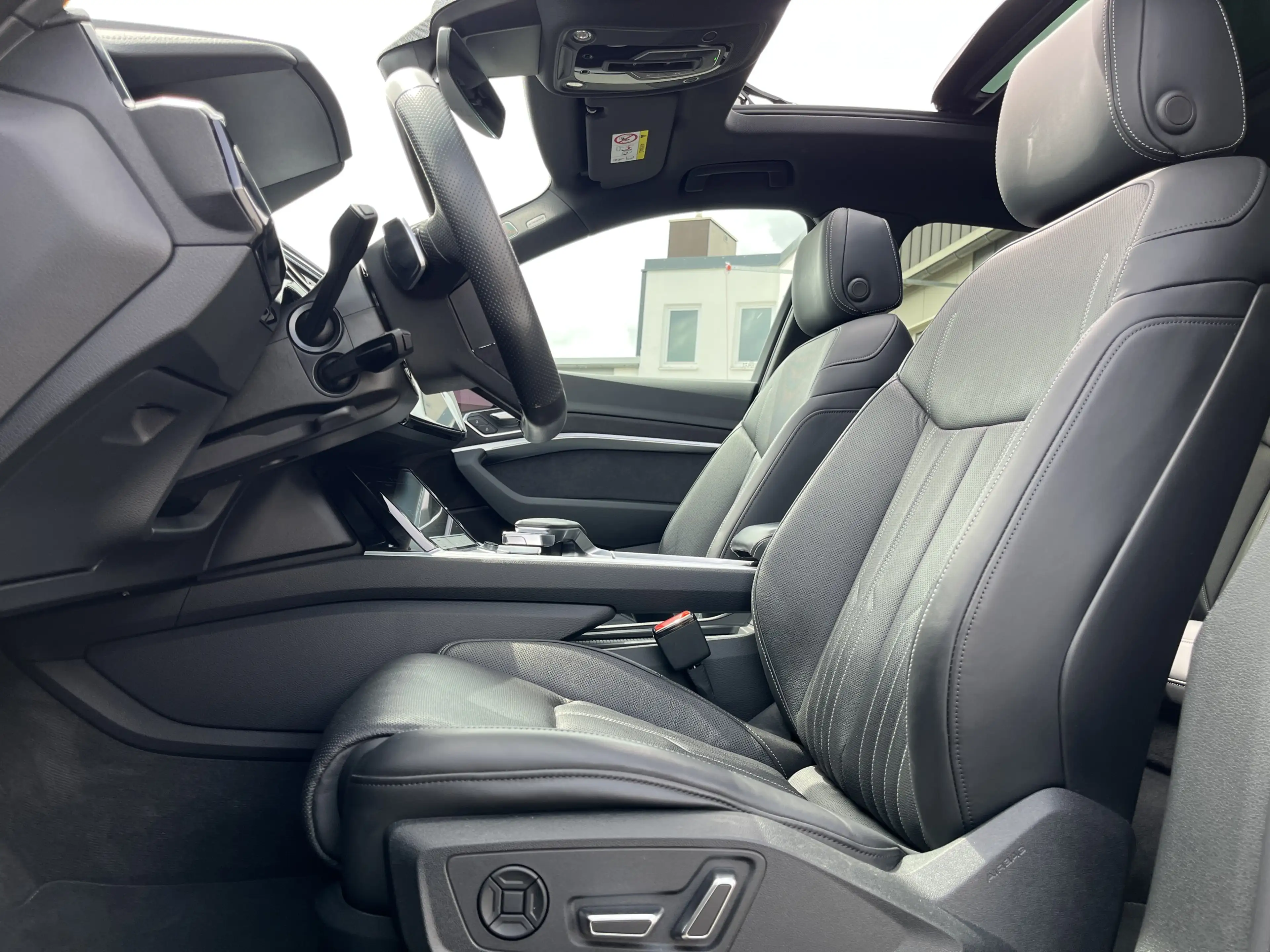 Audi e-tron S quattro AHK PANO HeadUp Navi 360RFK 4xSHZ LEDER — photo 12
