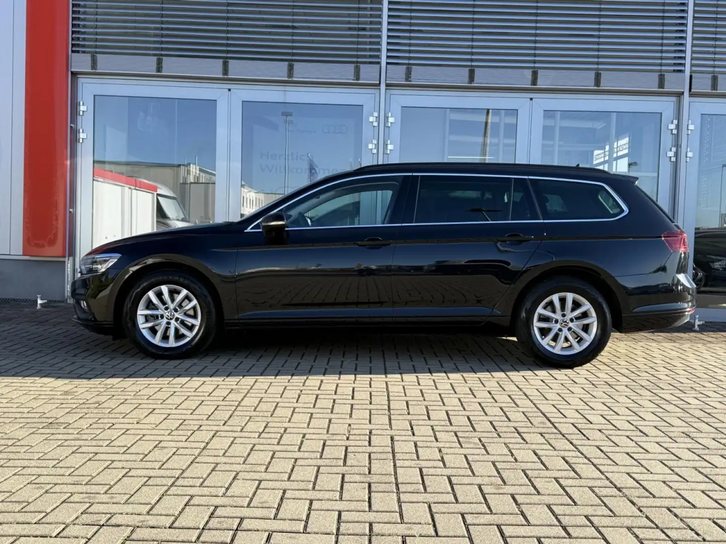 Volkswagen Passat Variant Business 1.5 TSI MATRIX, STHZ, Klima Navi Schwarz - 2