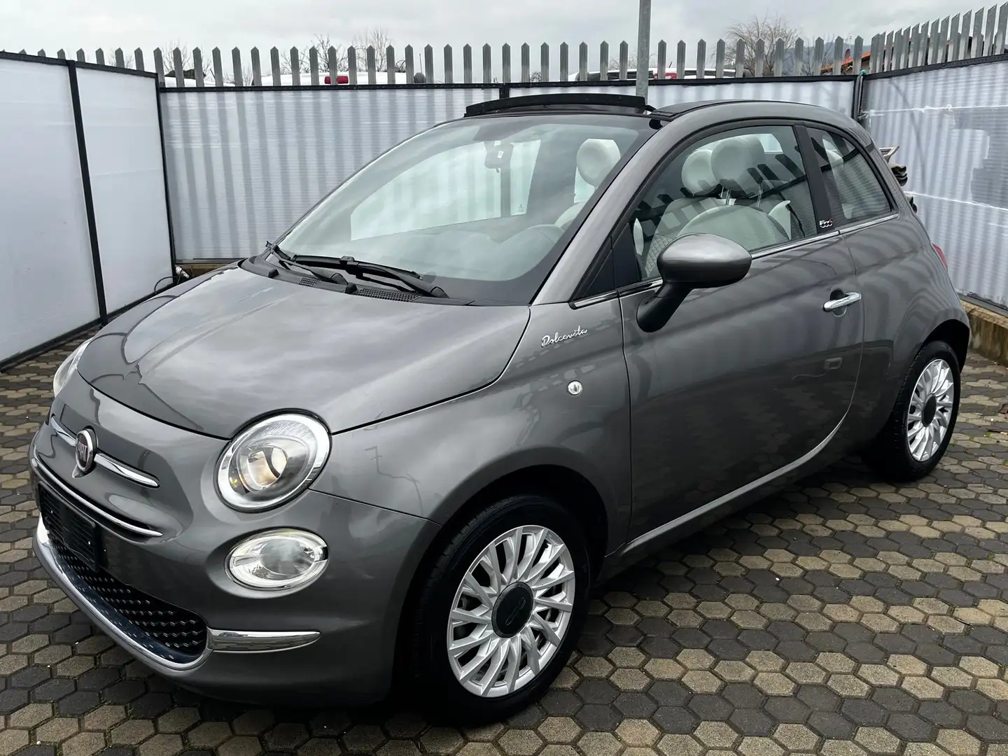 Fiat 500C 1.0 hybrid Dolcevita 70cv Grijs - 1