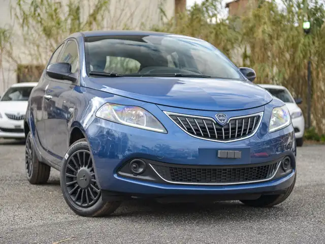 Lancia Ypsilon 1.0 FireFly Hybrid Silver