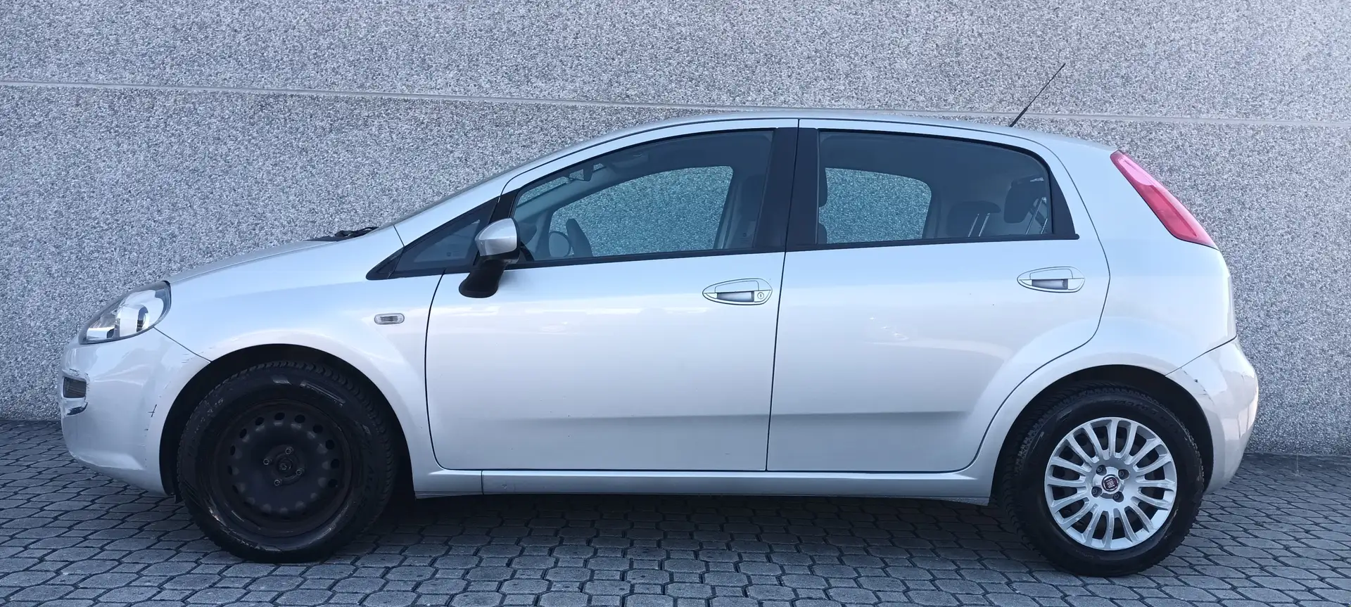 Fiat Punto Punto III 2012 5p 1.3 mjt II 16v Lounge 75cv E5+ Plateado - 1