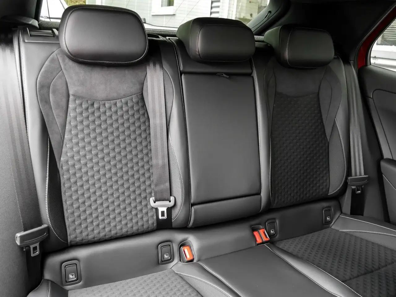 Volkswagen T-Roc R-Line 1.5 l eTSI OPF 110 kW (150 PS) 7-Ga 4