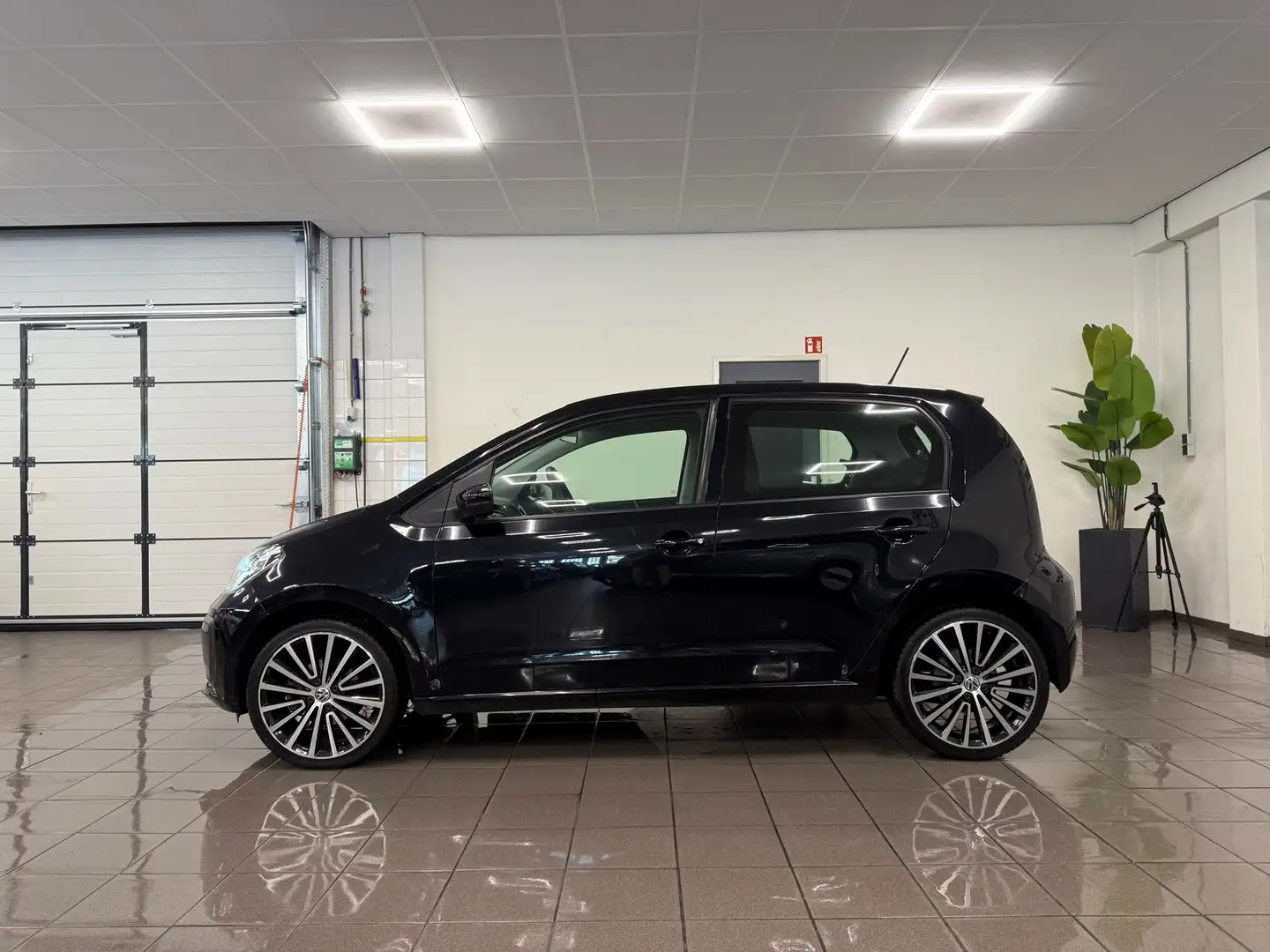 Volkswagen up! 1.0 BMT move up! * Airco / 17" LM Velgen / LED / N Zwart - 2