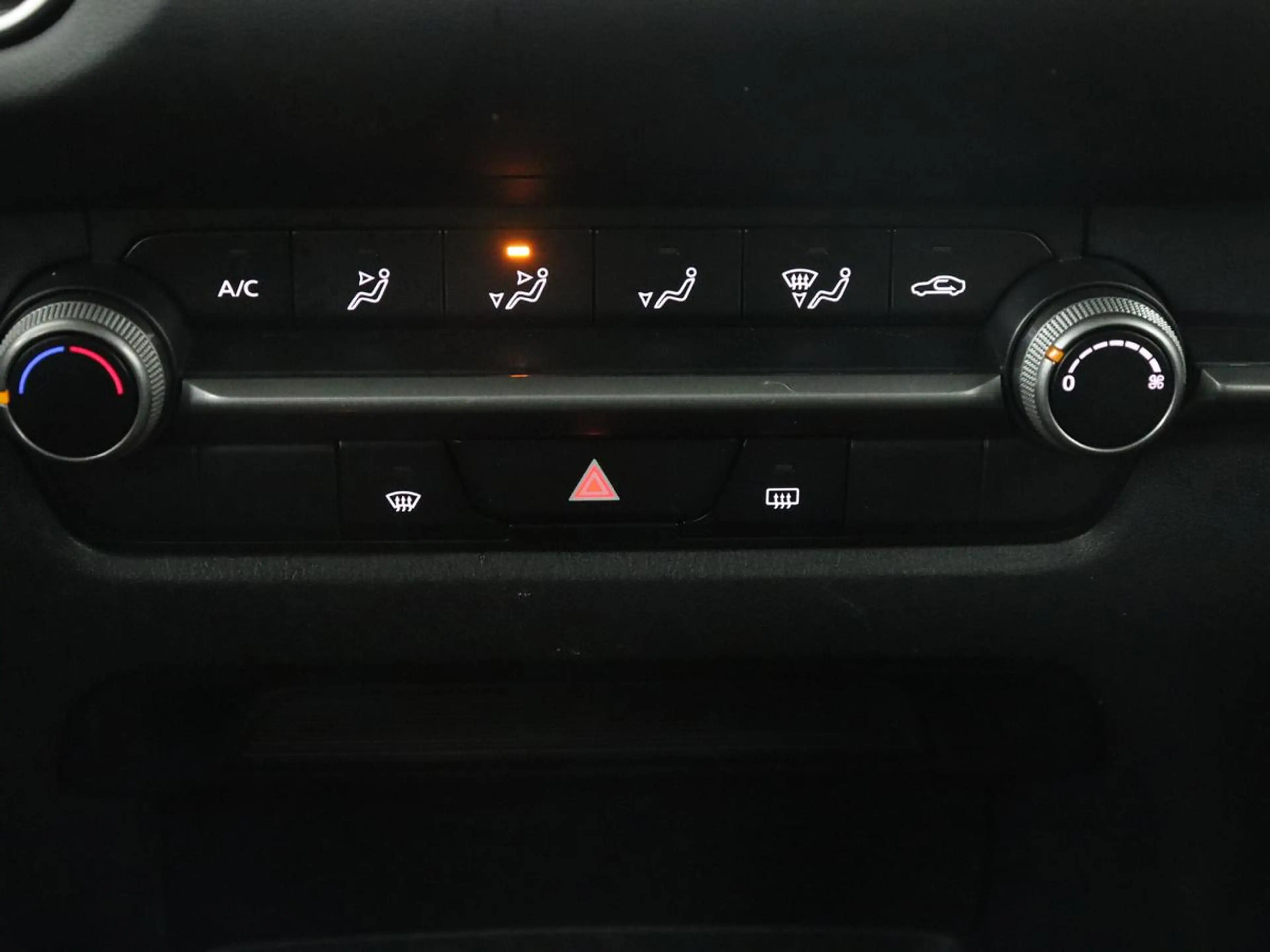Mazda CX-30 2.0 e-SkyActiv-G M Hybrid — photo 28