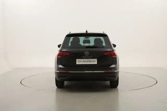Volkswagen Tiguan view 4