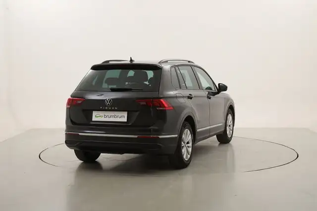 Volkswagen Tiguan view 5
