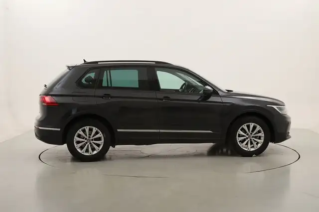 Volkswagen Tiguan view 6