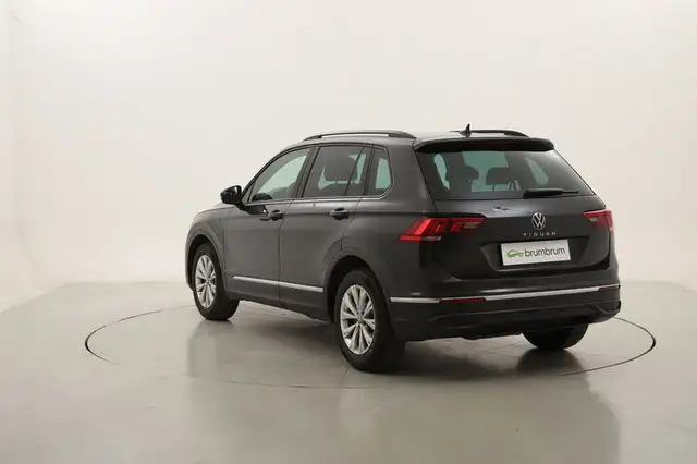 Volkswagen Tiguan view 3