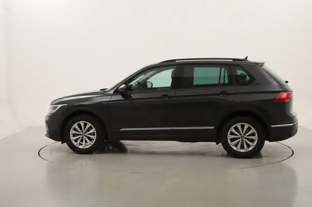 Volkswagen Tiguan view 2